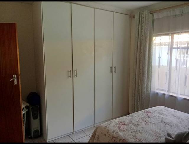 5 BEDROOM HOUSE FOR SALE IN DIEPKLOOF ZONE 4